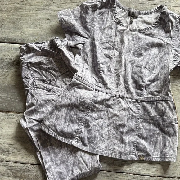 Jaanuu Gray Scrub Top and Pants Set animal print size small - Picture 1 of 4